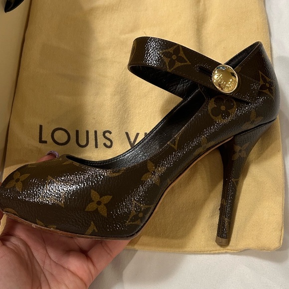 Louis Vuitton monogram (authentic) peep toe heel w/ Gold LV button - Picture 14 of 14